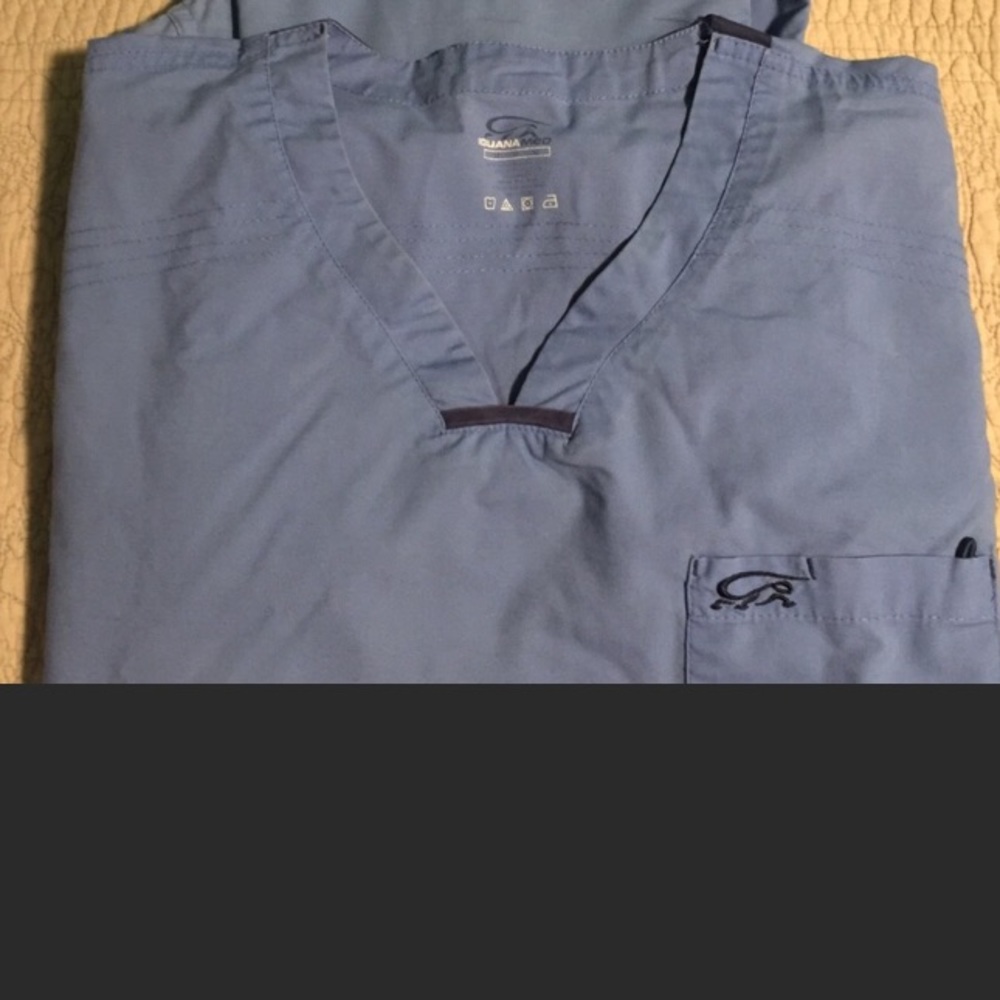iguana med scrub top